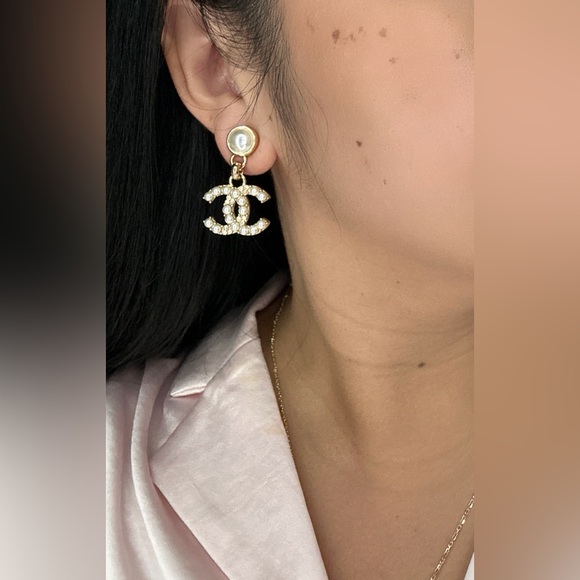 CHANEL 24A DANGLE CC GOLD CRYSTAL & PEARL EARRINGS - Picture 7 of 8